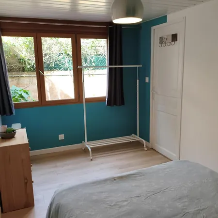 En Rez De Jardin Et Terrasse Dans Apartment *