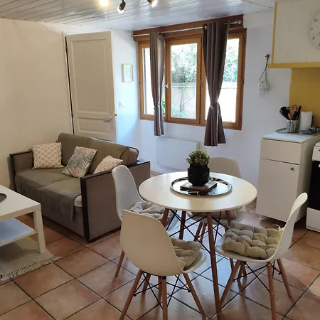 En Rez De Jardin Et Terrasse Dans Διαμέρισμα *