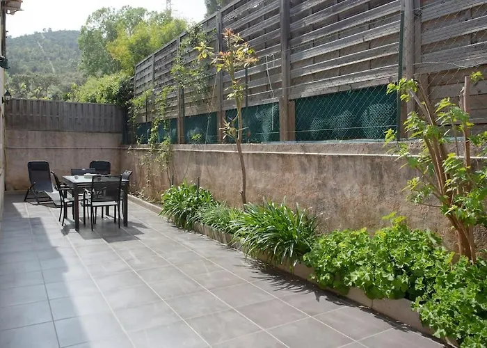 En Rez De Jardin Et Terrasse Dans * Ιέρ